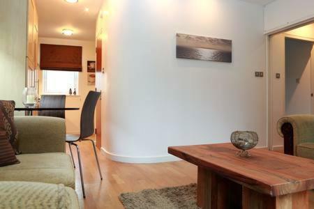 The Park - Holyrood Road With Free Parking Apartment เอดินบะระ ภายนอก รูปภาพ
