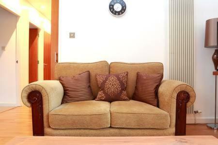 The Park - Holyrood Road With Free Parking Apartment เอดินบะระ ภายนอก รูปภาพ