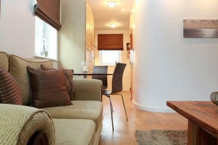 The Park - Holyrood Road With Free Parking Apartment เอดินบะระ ภายนอก รูปภาพ